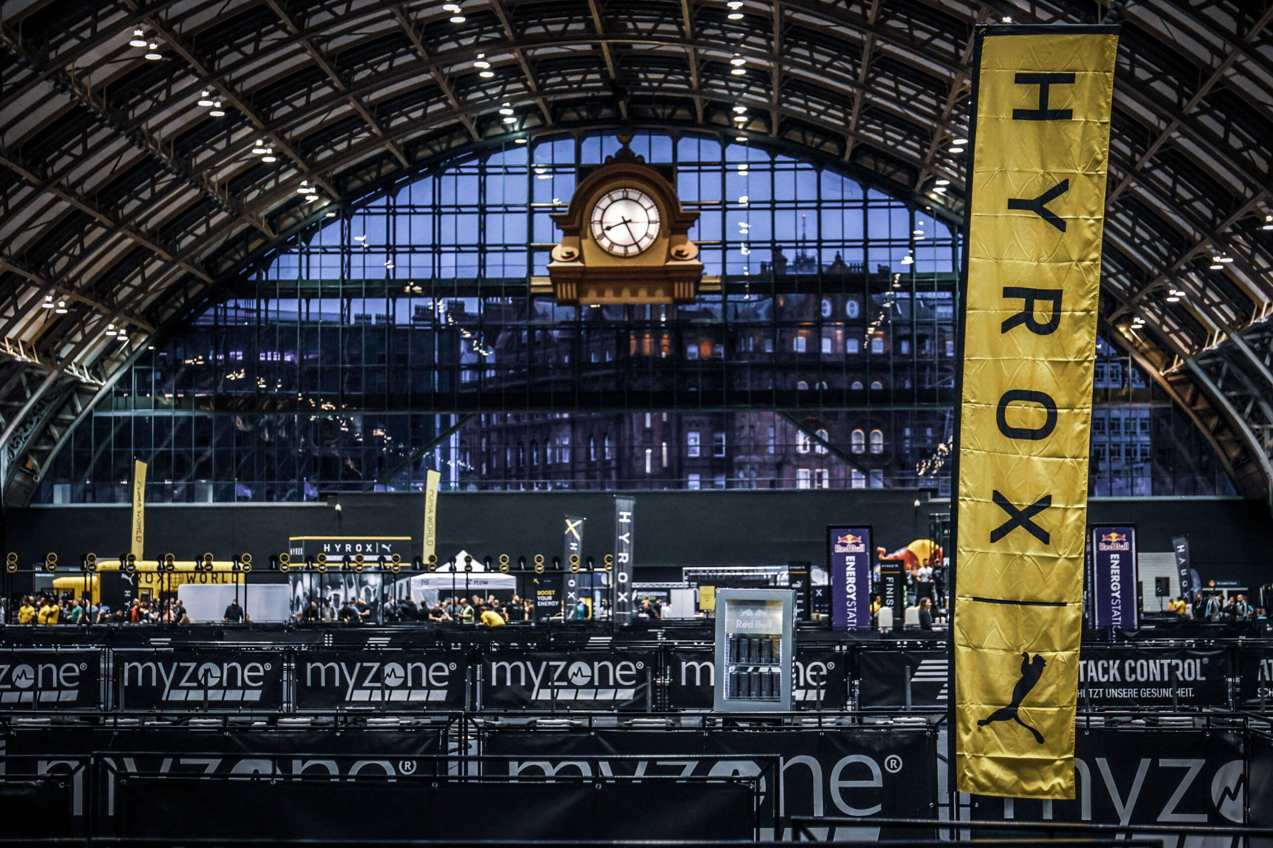 Absolviere eine der intensiven Stationen beim HYROX-Wettkampf, der Ausdauer und Kraft fordert.