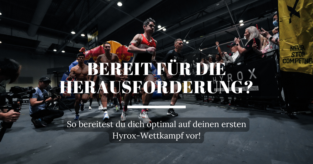 Mehrere Athleten laufen während eines Hyrox-Wettkampfs und stellen ihre Ausdauer und Fitness unter Beweis.