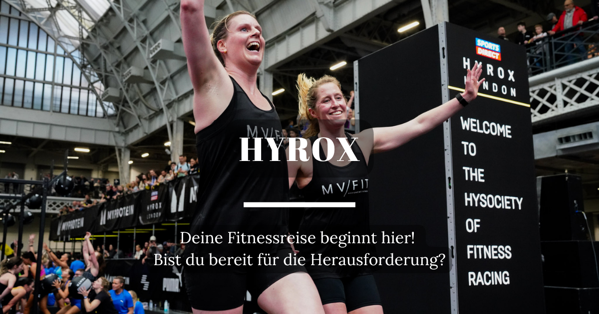 Zwei Frauen laufen gemeinsam auf das Ziel beim Hyrox-Wettkampf zu und feiern ihre Leistung.