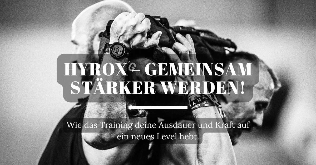 Zwei Männer übergeben sich einen Sandbag während des Hyrox-Trainings und arbeiten gemeinsam an ihrer Ausdauer und Kraft.