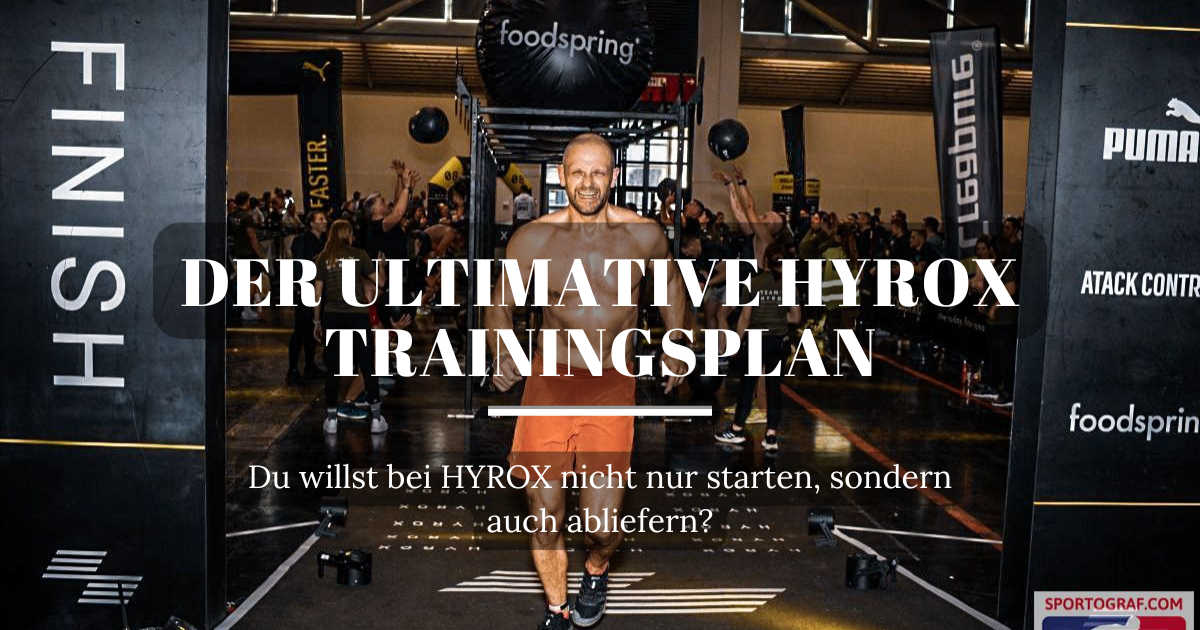 Alex läuft lachend und stolz ins Ziel bei einem HYROX Wettkampf.