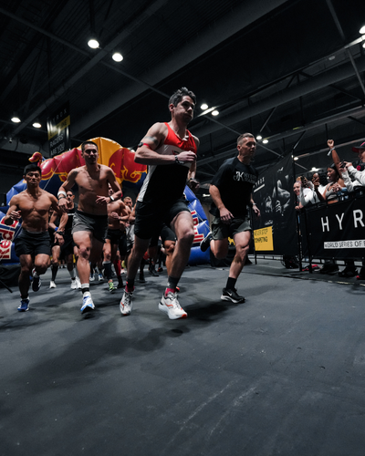 HYROX-Athleten beim Start des Wettkampfs – volle Konzentration und Energie im ersten Sprint.
