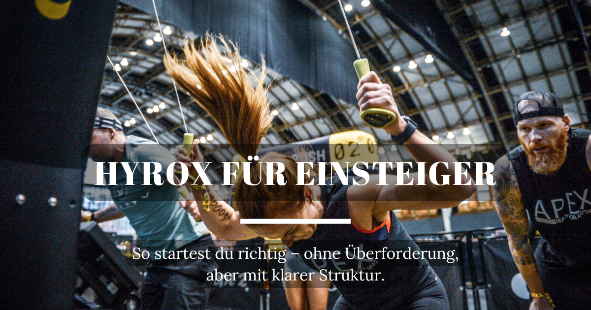 Frau trainiert am SkiErg während einer HYROX-Einheit – volle Konzentration auf Technik und Ausdauer.