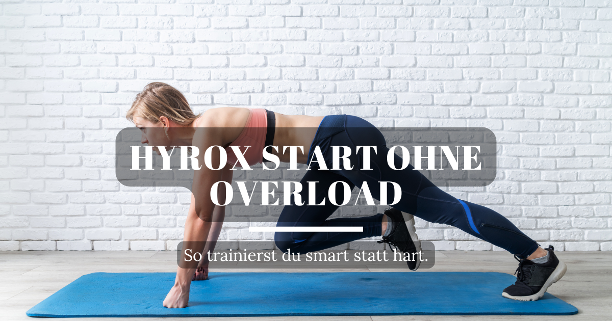 Frau macht Mountain Climbers im Freien als funktionelles Training für den HYROX-Einstieg.