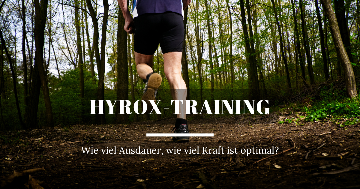 Mann joggt durch den Wald als Teil eines ausgewogenen HYROX-Trainings zwischen Kraft und Ausdauer.