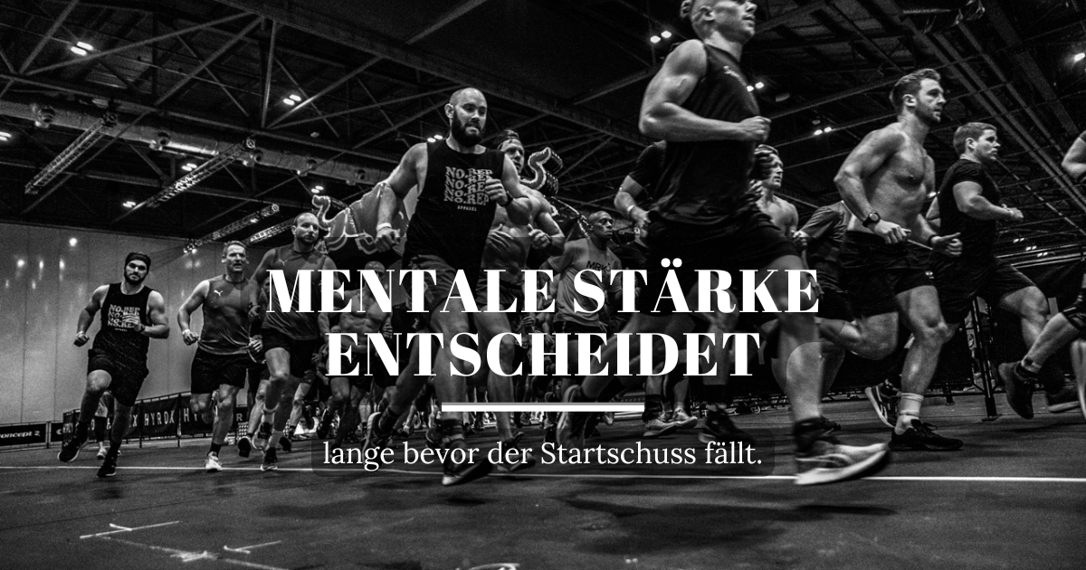 HYROX-Athleten laufen fokussiert während eines Wettkampfs – mentale Stärke und Ausdauer im Wettkampf.