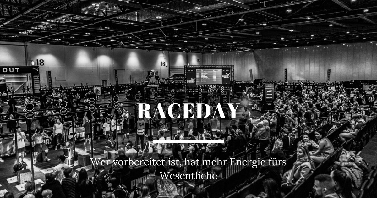 HYROX-Athlet:innen kurz vor dem Start in der Wettkampfhalle – fokussiert, vorbereitet, bereit.