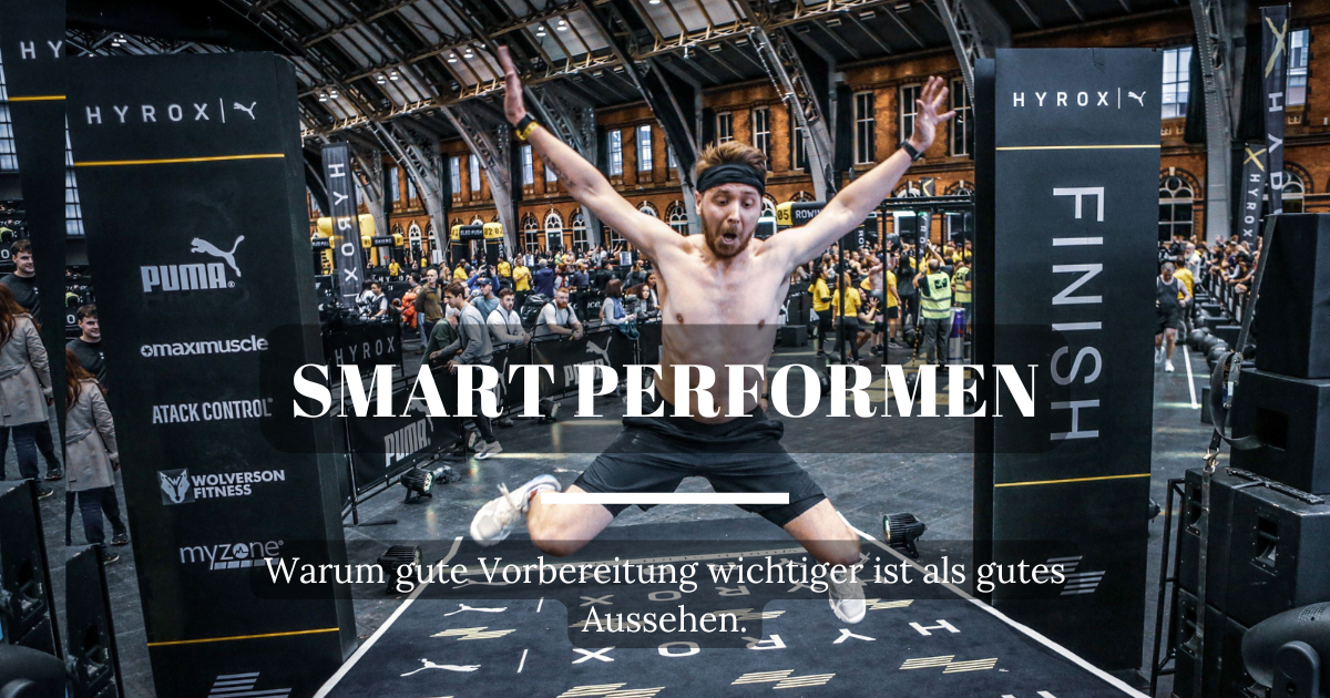 HYROX-Athlet im Zieleinlauf, sichtbar erschöpft aber stolz – echtes Wettkampffeeling pur.