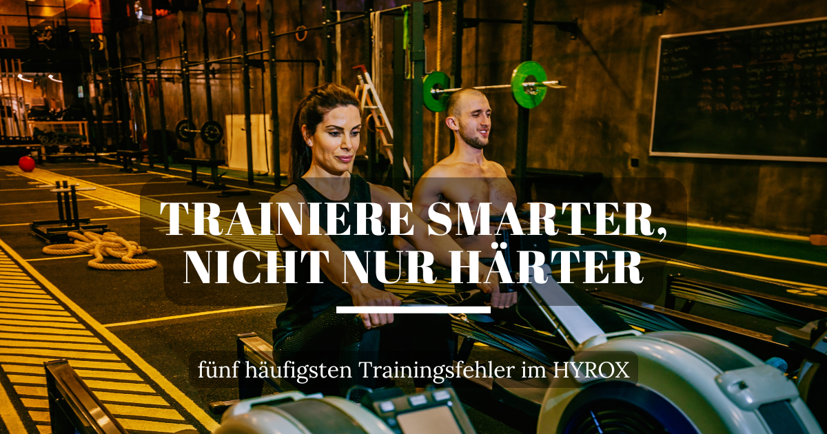 HYROX-Training mit Rudergeräten – Athlet:innen in einer intensiven Trainingsphase.