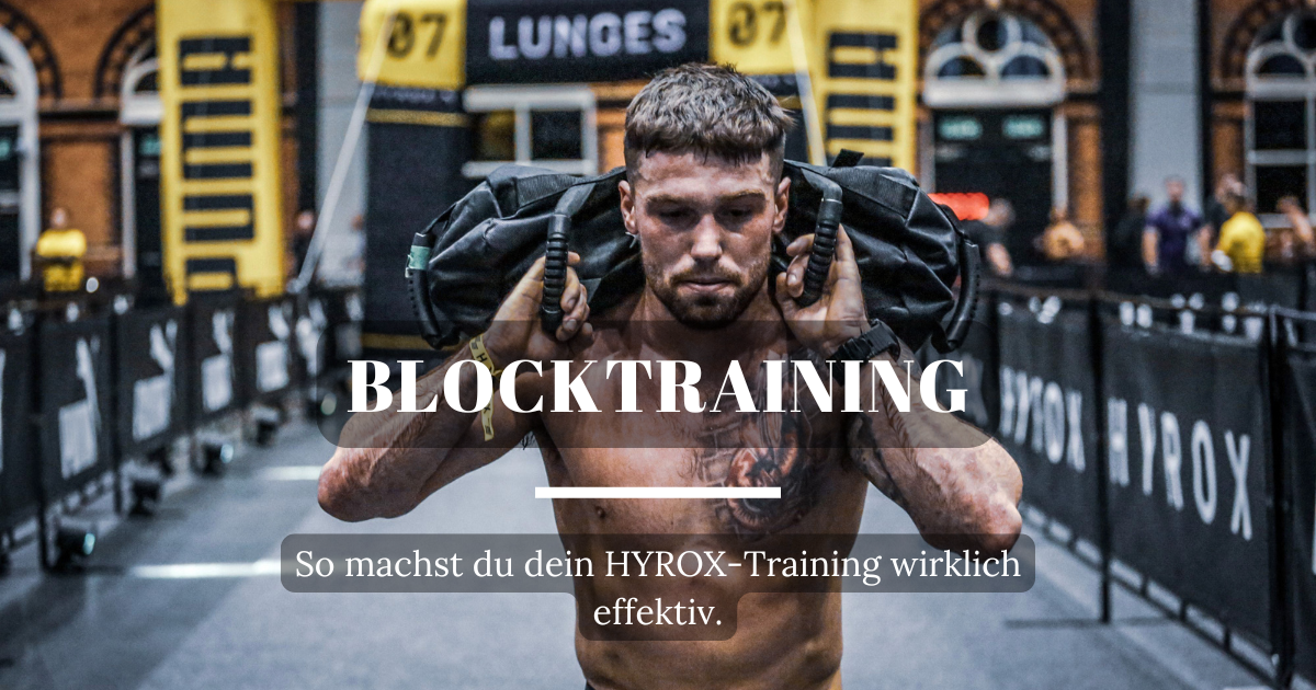 Mann absolviert Sandbag Lunges im HYROX-Wettkampf – Fokus, Balance und Durchhaltevermögen.