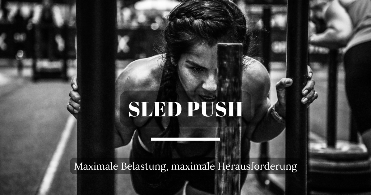 Athlet schiebt im HYROX-Wettkampf einen schweren Schlitten – voller Anspannung und Kraft.